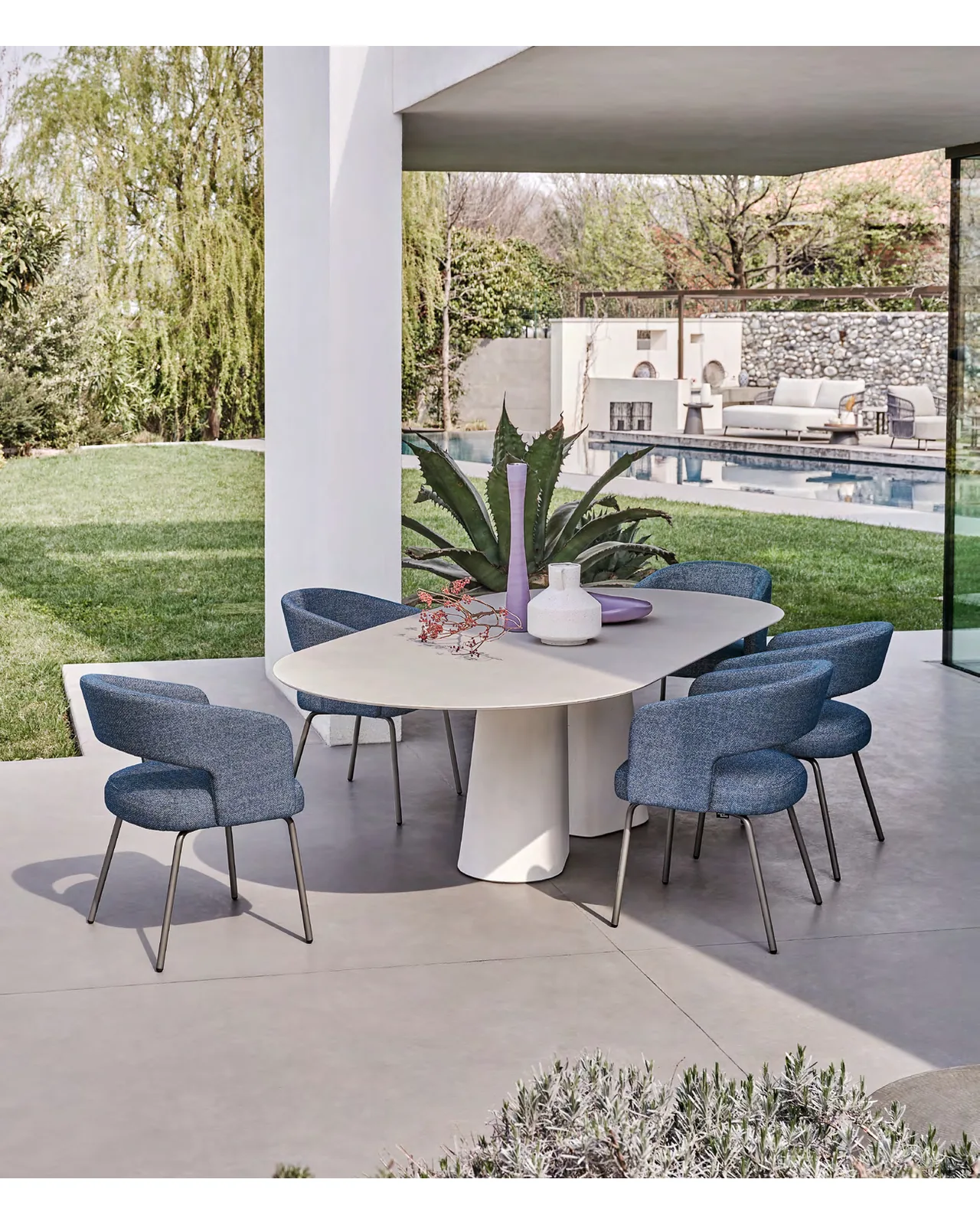 Table de repas d'extérieur Pillar par Ditre Italia dans un jardin, photo 3 sur 3