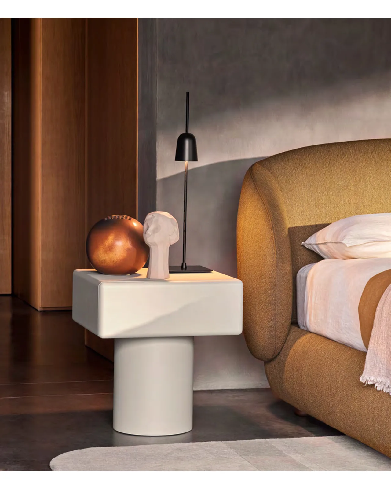 Table de chevet Pop par Ditre Italia, à côté d'un lit, photo 2 sur 2, Nobili Design