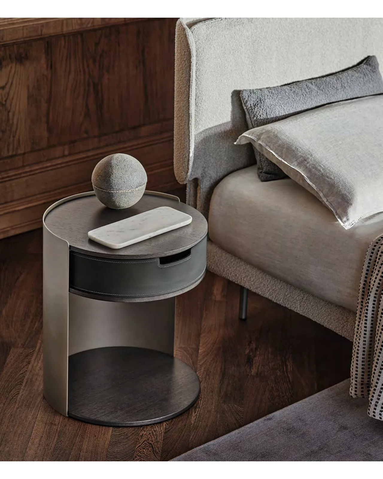 Table de chevet Skin par Ditre Italia, dans une chambre, photo 1 sur 2, Nobili Design