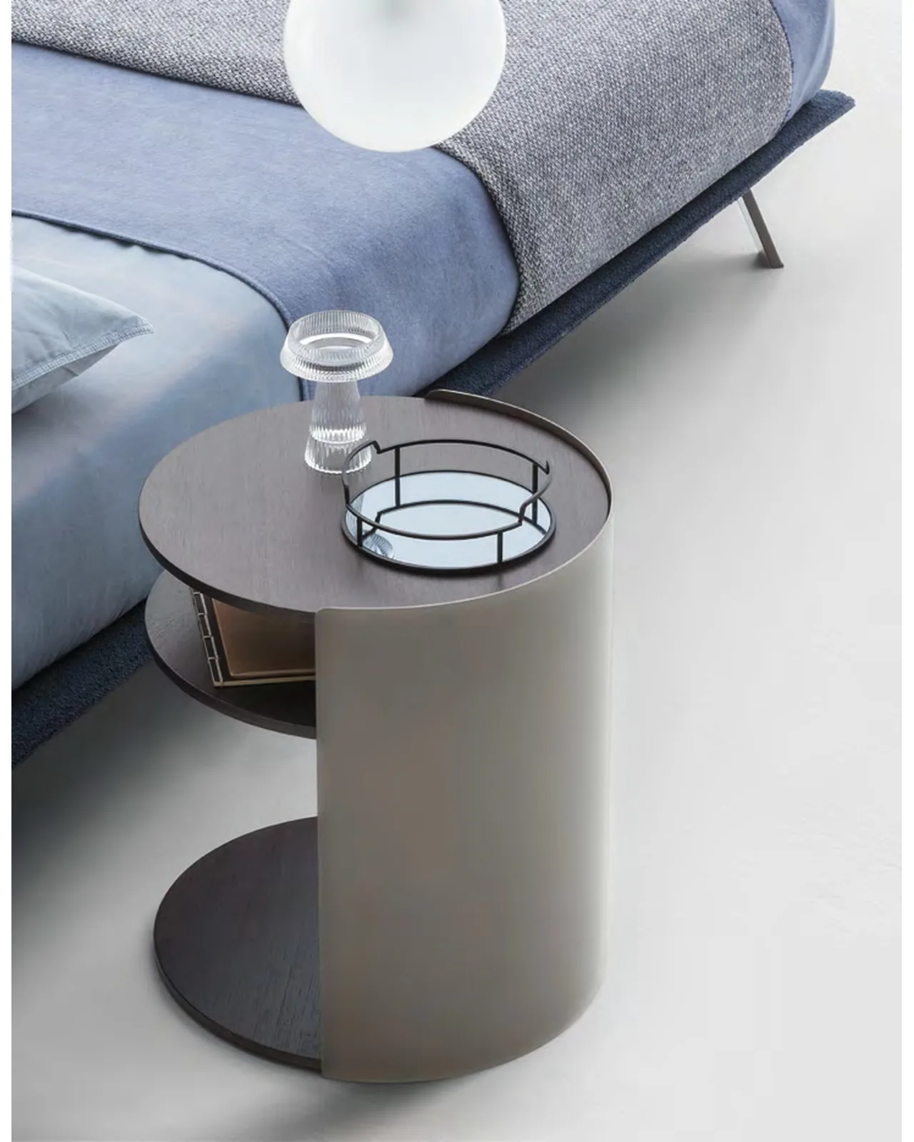 Table de chevet Skin par Ditre Italia, à côté d'un lit, photo 2 sur 2, Nobili Design