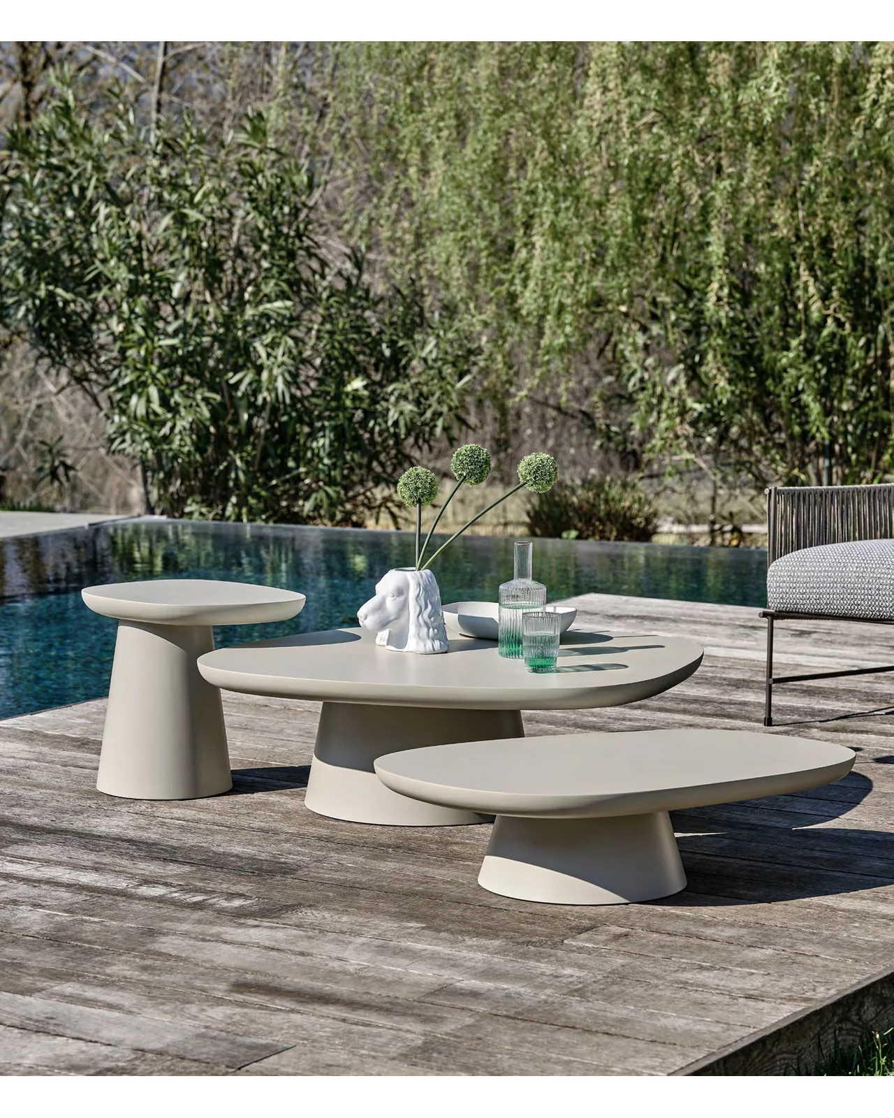 Table basse d'extérieur Stone-out par Ditre Italia sur une terrasse, photo 1 sur 2