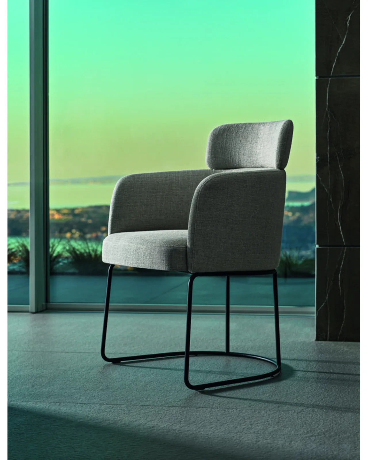 Chaise de repas Viga par Ditre Italia à une table de repas, photo 1 sur 2