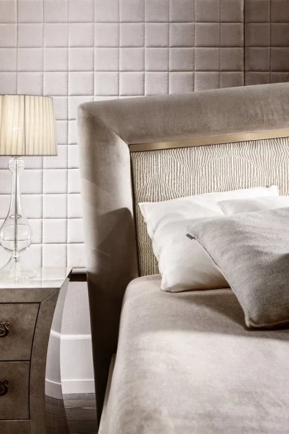 Upholstered bed Portofino.Dim 205 x 225 x 125 cm 29 h. Price  4.550 euros