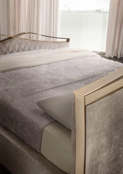 Upholstered bed Valentino. Dim. 197 x 224 x 117cm - 82-31 H. Price 11.900 euros