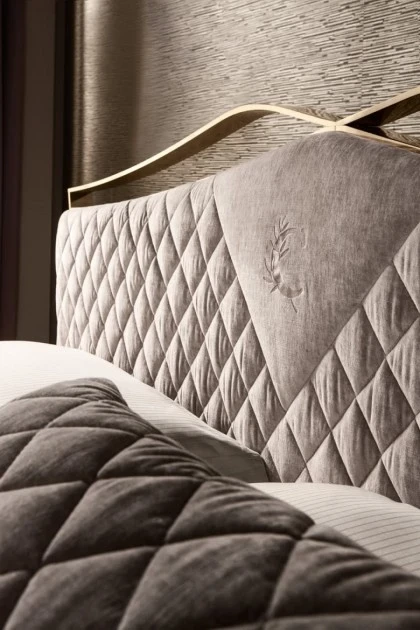 Upholstered bed Valentino. Dim. 197 x 224 x 117cm - 82 31 h. Price  11.900 euros