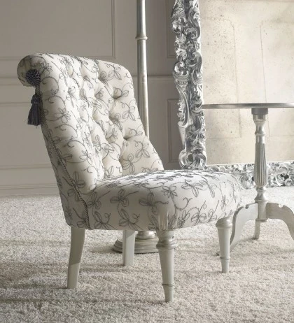 QUEEN ARMCHAIR