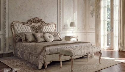 Letto classico in legno massello intagliato con testata decorata