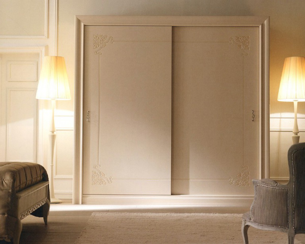 Kleiderschrank Detail 2 Türen klassisches Schlafzimmer
