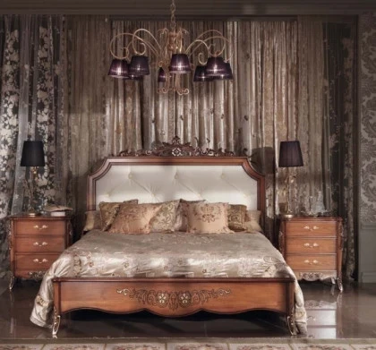 Letto matrimoniale classico noce intagliato cimasa oro Gran Guardia
